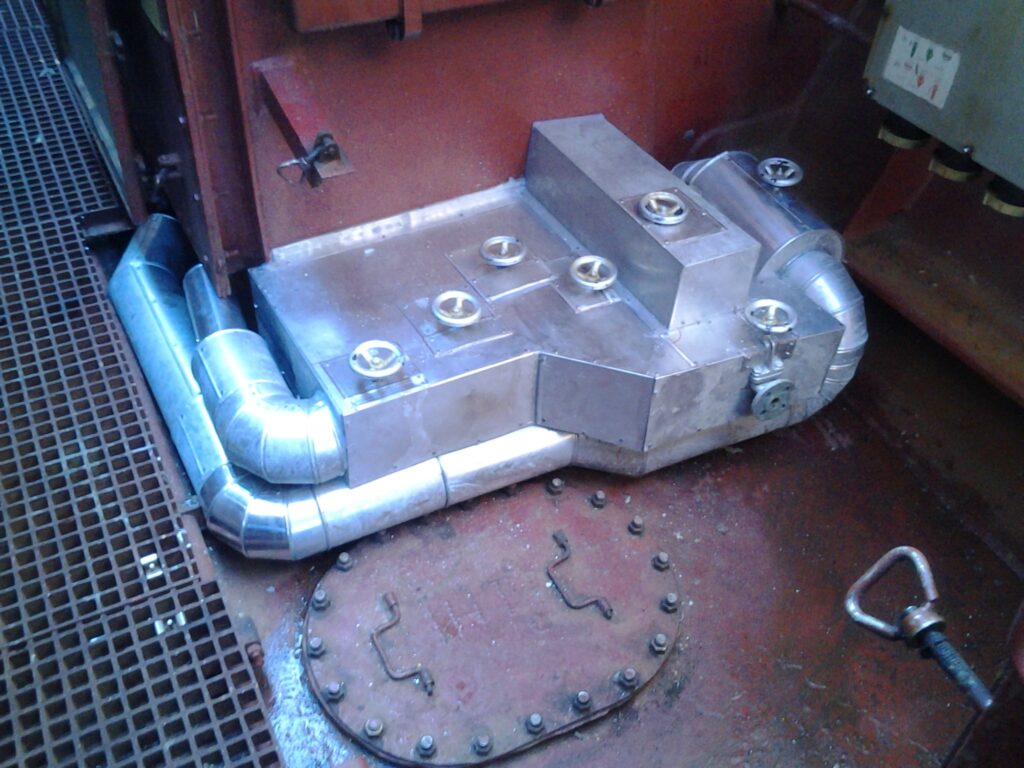 Maßgeschneiderte Aluminiumverkleidung über Rohranschlussplatte im Schiffsboden