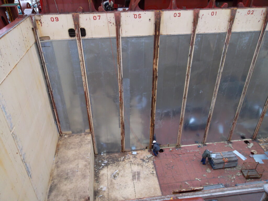 Montage von großflächigen Aluminium-Isolierpaneelen an Schiffsinnenwand
