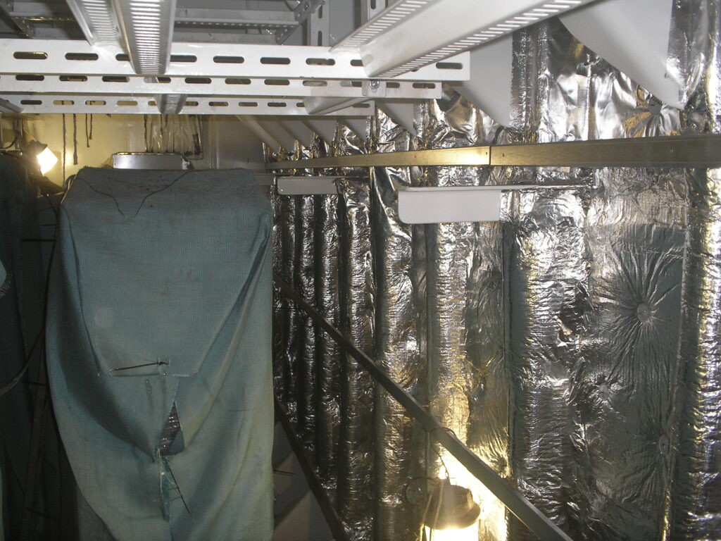 Aluminium-Reflexionsfolie hinter verlegten Kabeltragschienen