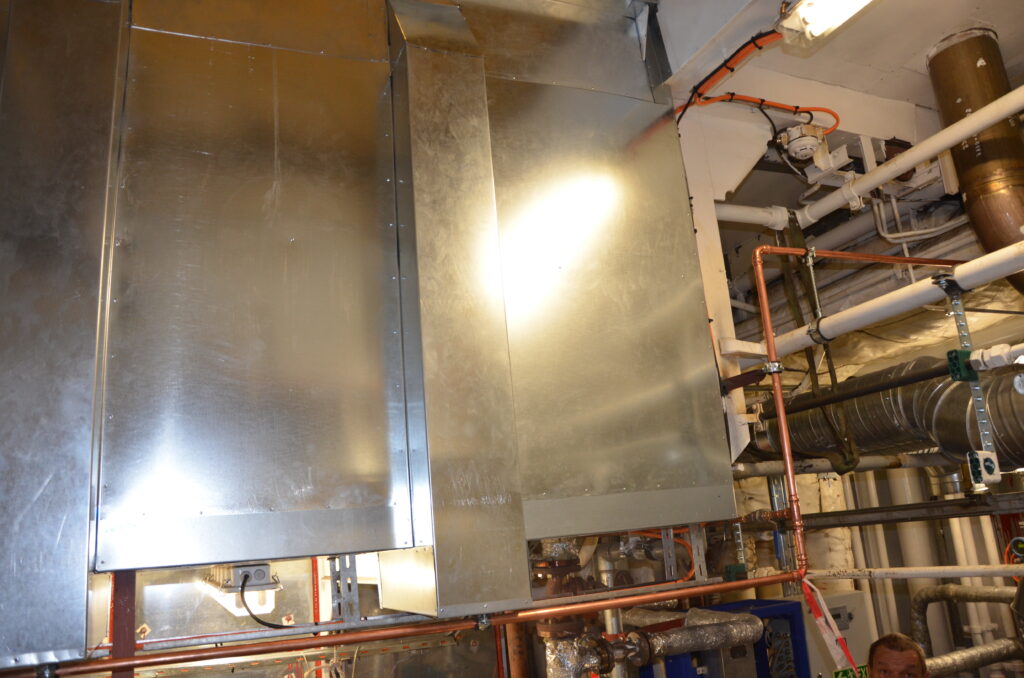 Metallblechverkleidung und Isolierdecke in einem Schiffsbetriebsraum