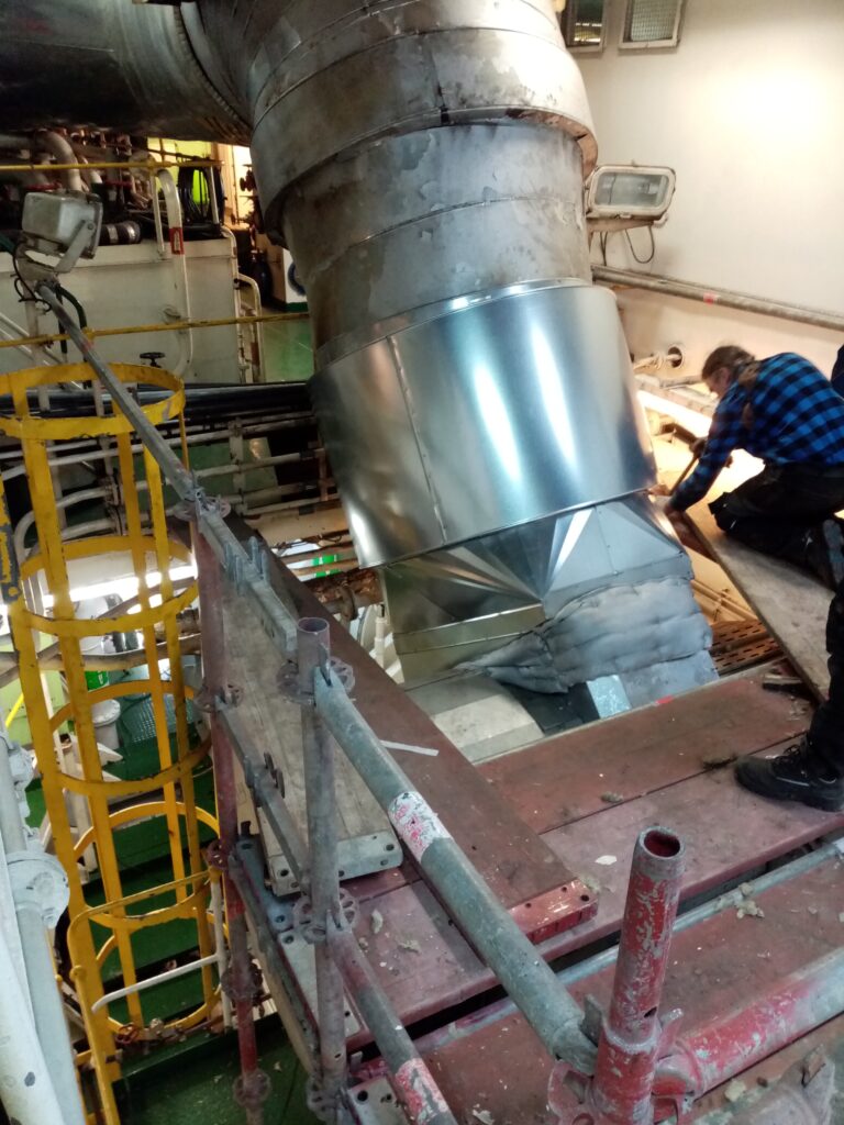 Montage einer gebogenen Luftkanalverkleidung aus Aluminiumblech